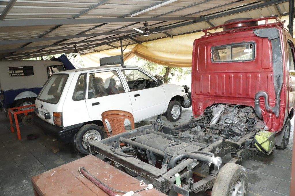 Heavy vehicle chassis and engine cutaway model